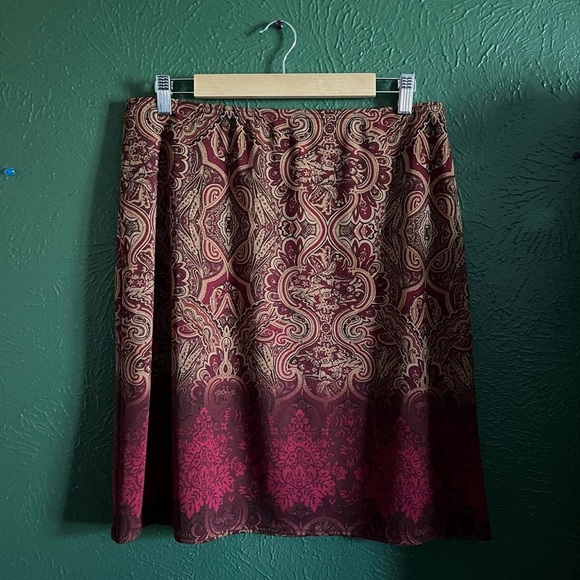 Red and Gold Patterned Skirt - Picture 4 of 4